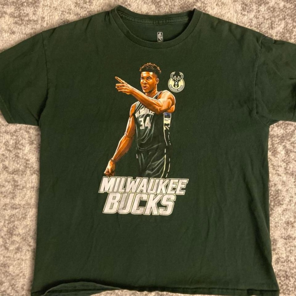 Youth XL Giannis Anteptokounpo Milwaukee Bucks Graphic Tee.